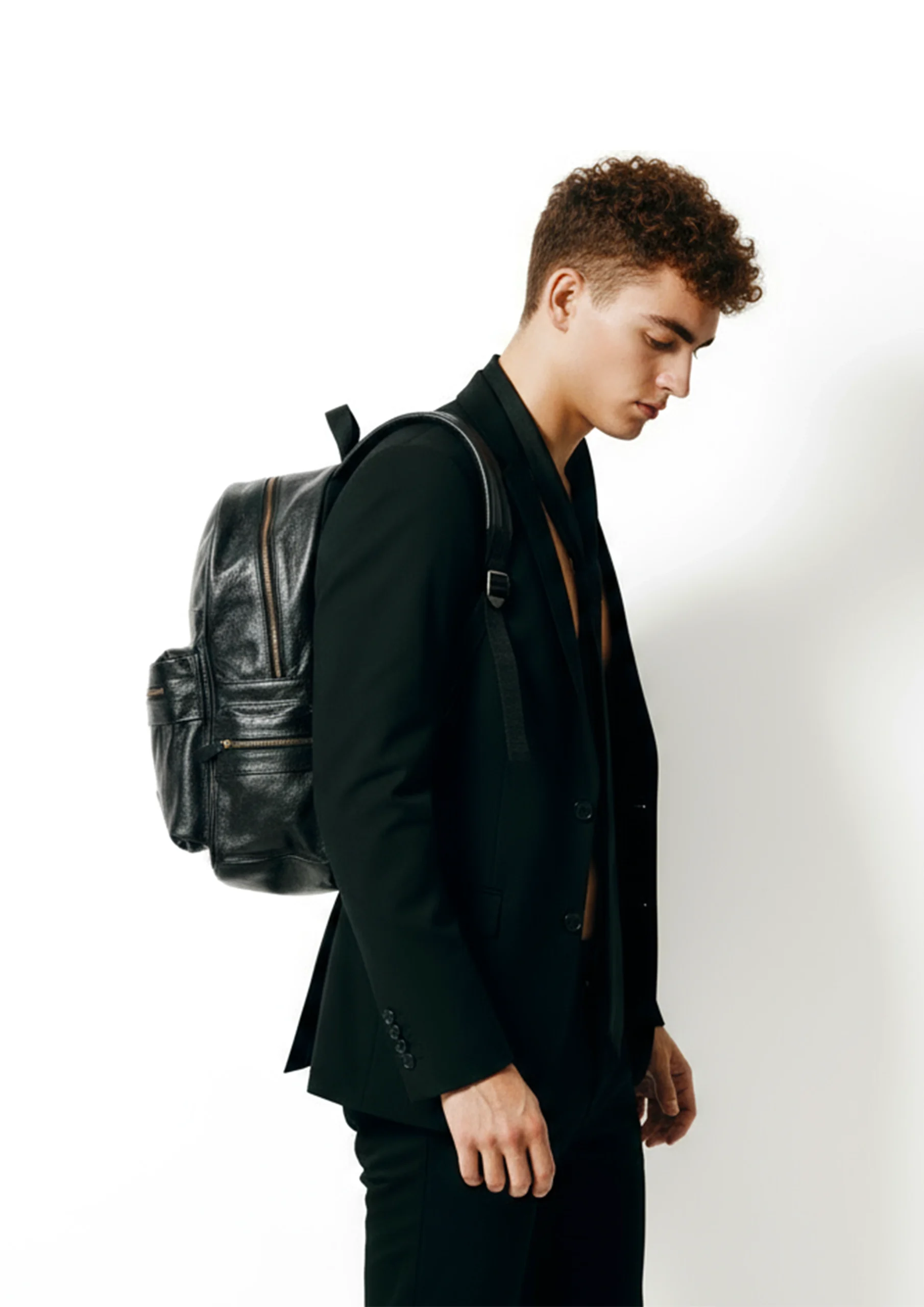Model wearing the chargeo backpack