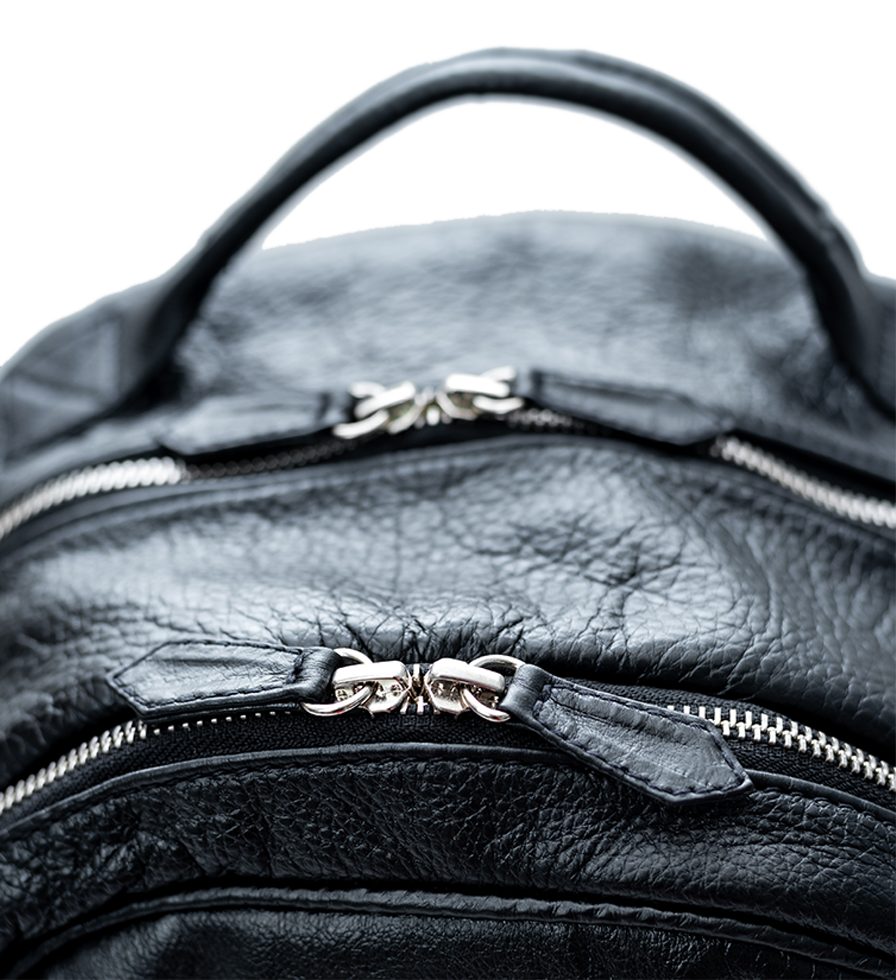 CHARGEO Cape Town luxury zipper Close Up view of the Charcoal leather backpack