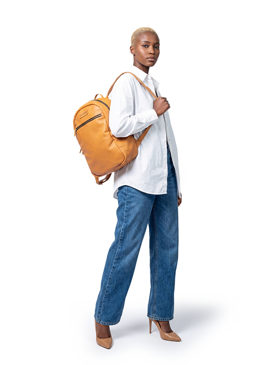 CHARGEO Bryanston Female Model Hanging the bag on her shoulder