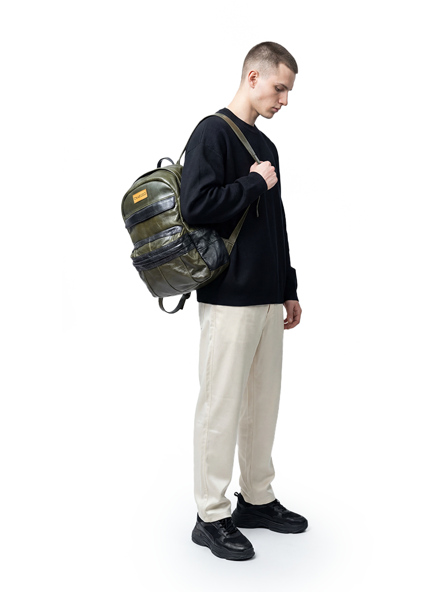 CHARGEO Centurion Male Model Hanging the bag on his shoulder