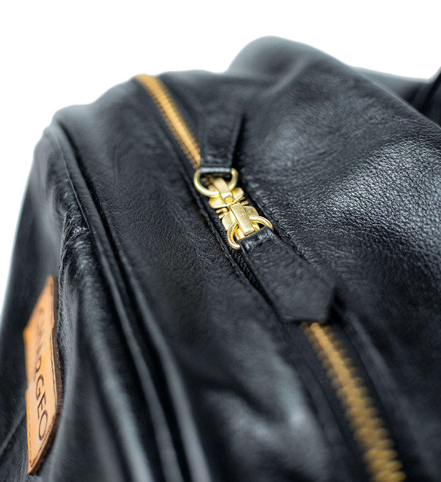 CHARGEO Leather Bag Hydepark Charcoal Close-up top zipper View
