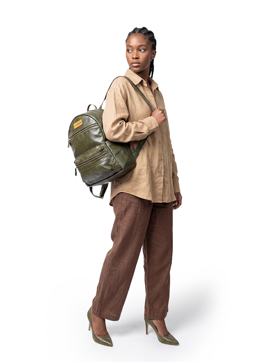 CHARGEO Morningside Female Model Hanging the bag on her shoulder