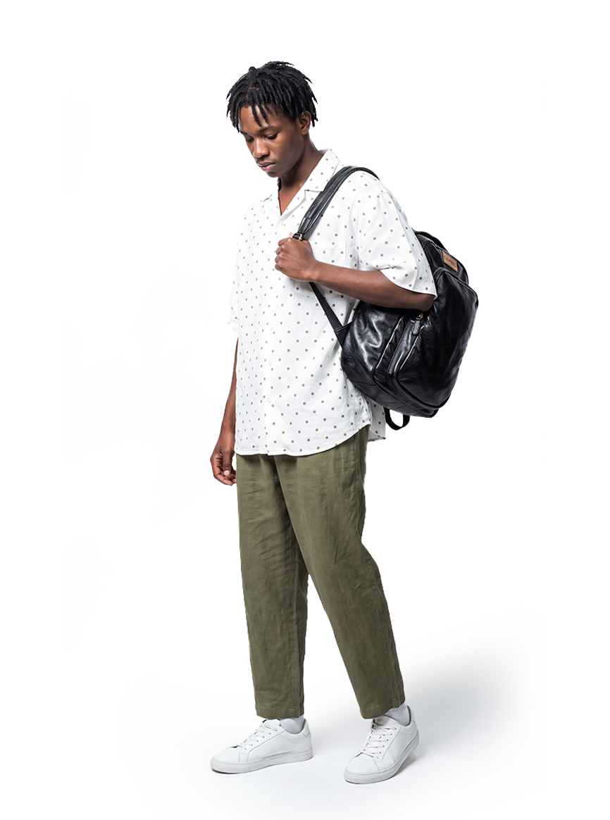 CHARGEO Parktown Male Model Hanging the bag on his shoulder