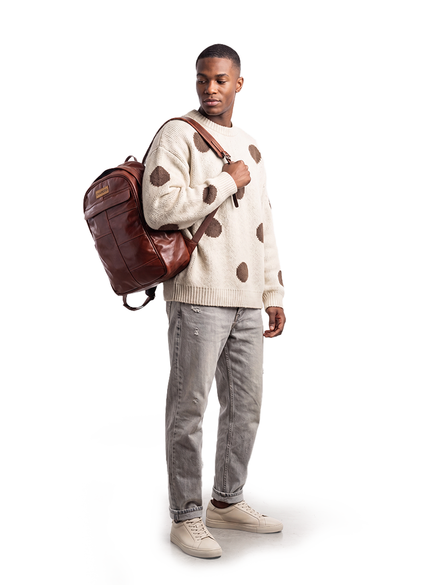 CHARGEO Stellenbosch Male Model Hanging the bag on his shoulder