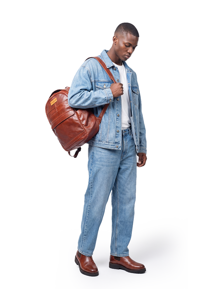 CHARGEO Sandton Male Model Hanging the bag on his shoulder