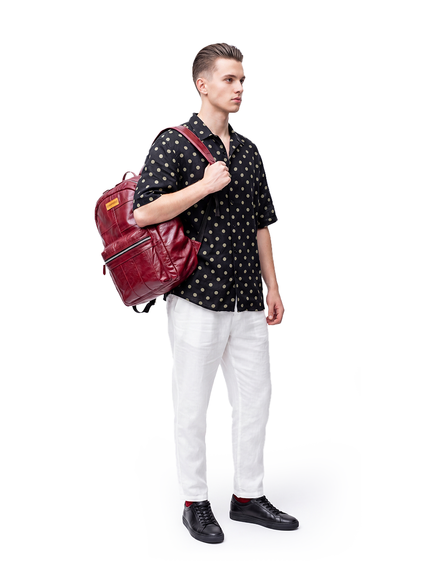 CHARGEO Westville Male Model Hanging the bag on his shoulder