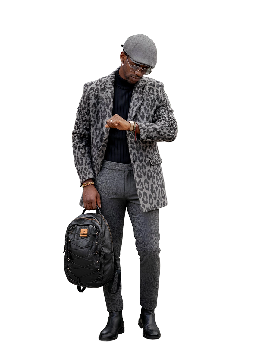 Man hanging the Chargeo Cape Town bag with one hand