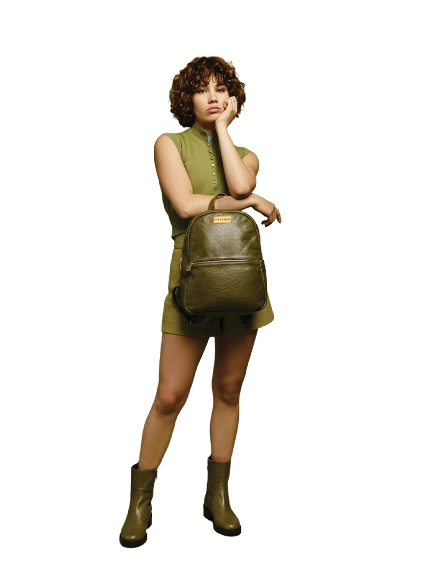 Lady hanging the Chargeo Fourways bag with one hand