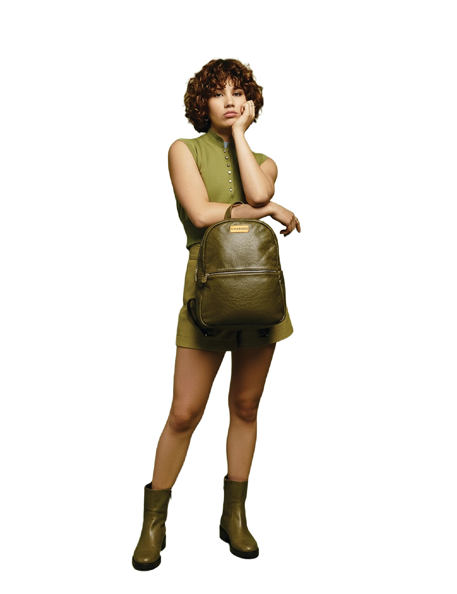 Lady hanging the Chargeo Fourways bag with one hand