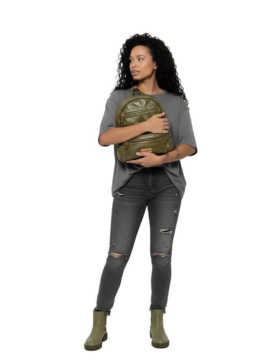 Lady holding the Chargeo Morningside leather bag with both hands in front of her chest