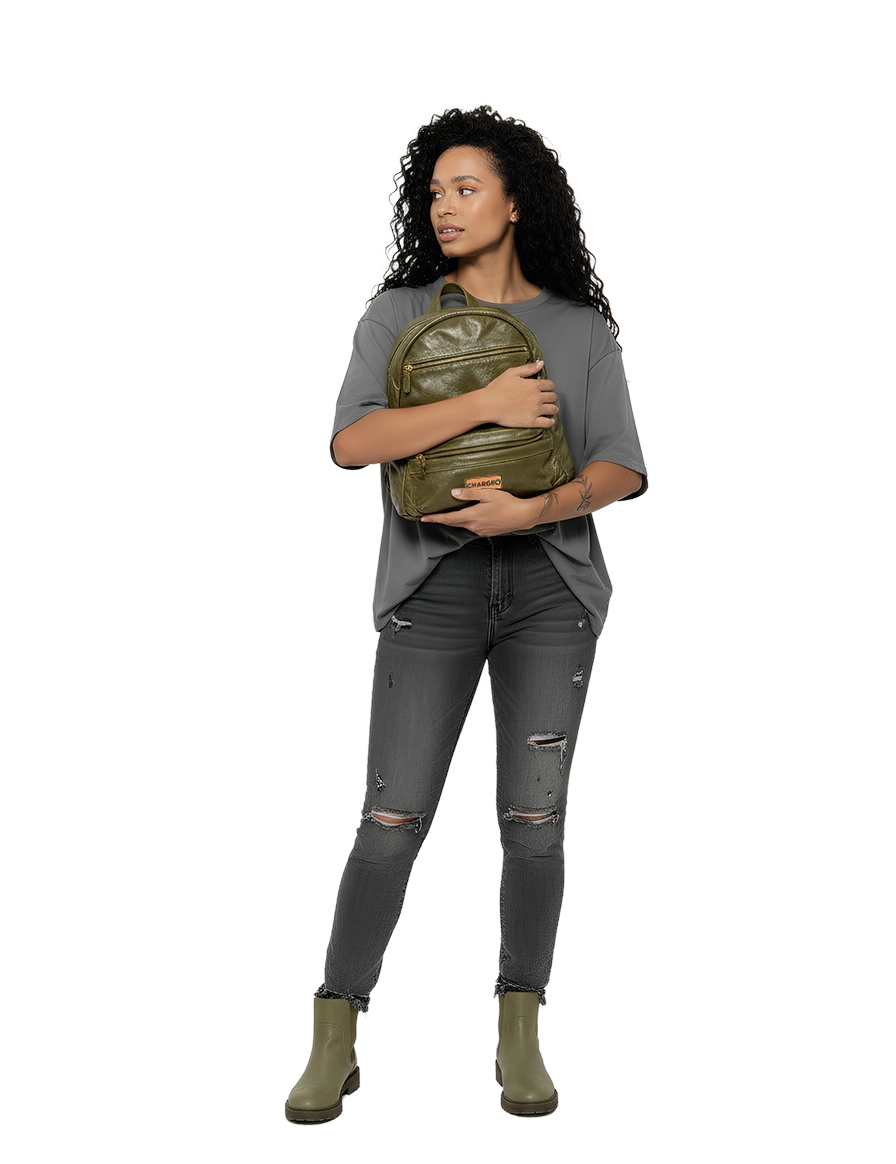 Lady holding the Chargeo Morningside leather bag with both hands in front of her chest