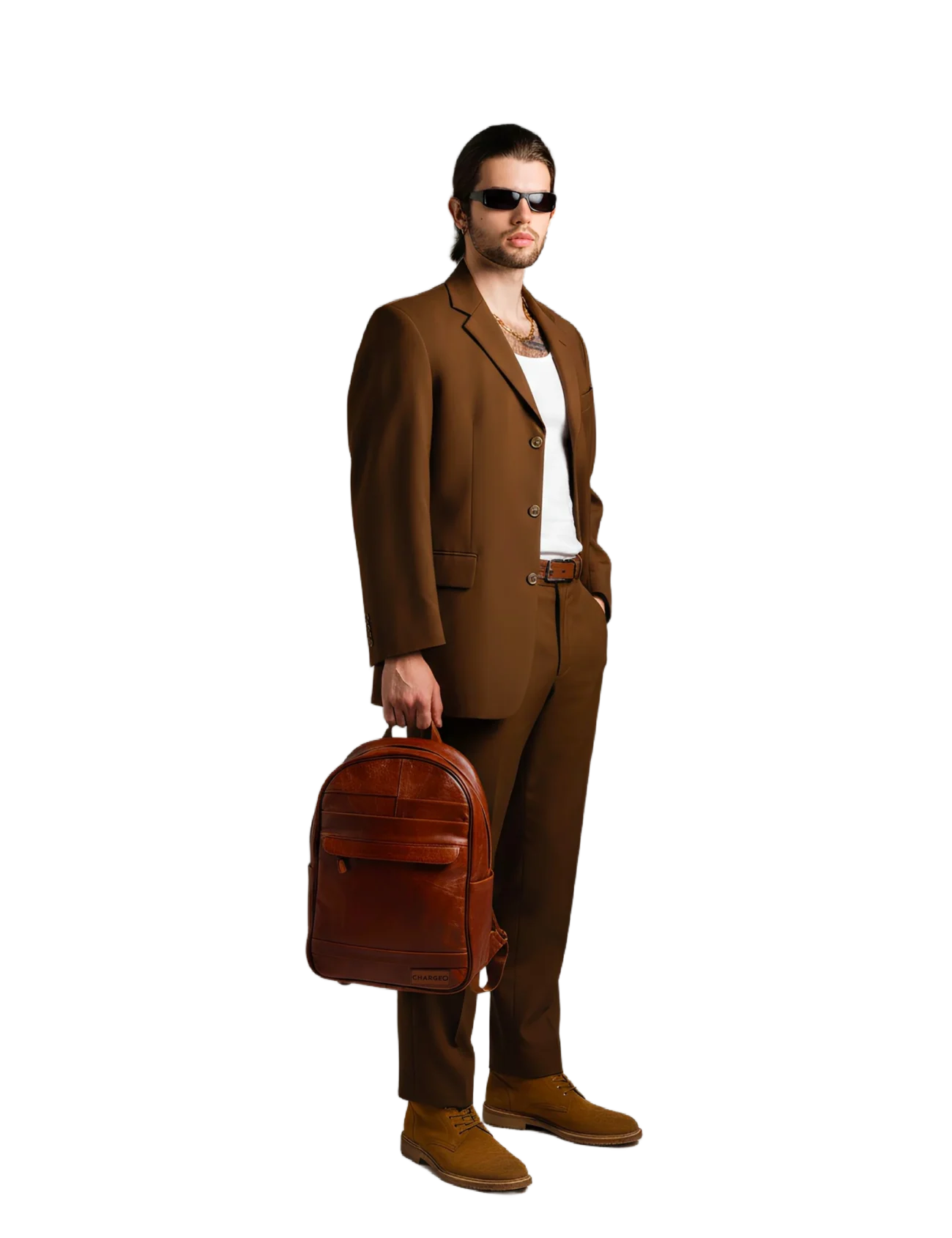 Chargeo Sandton Model hanging the bag with one hand Model hanging the Chargeo Sandton Cognac bag with one hand