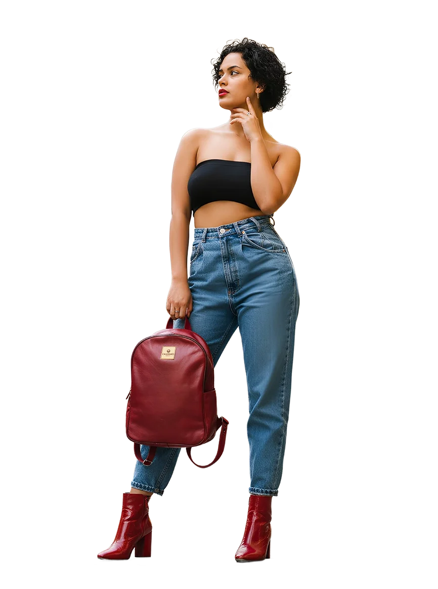 Woman hanging the Chargeo Constantia RedRuby backpack