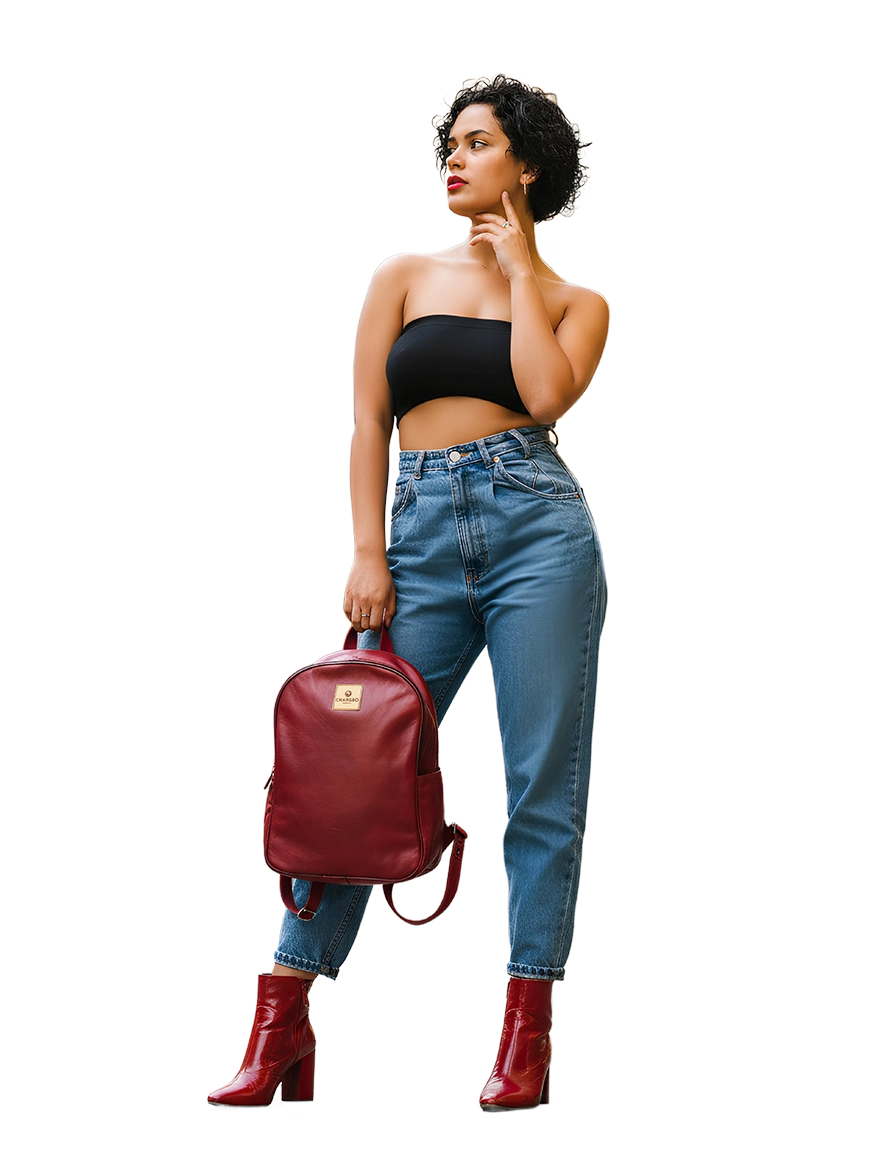 Woman hanging the Chargeo Constantia RedRuby backpack