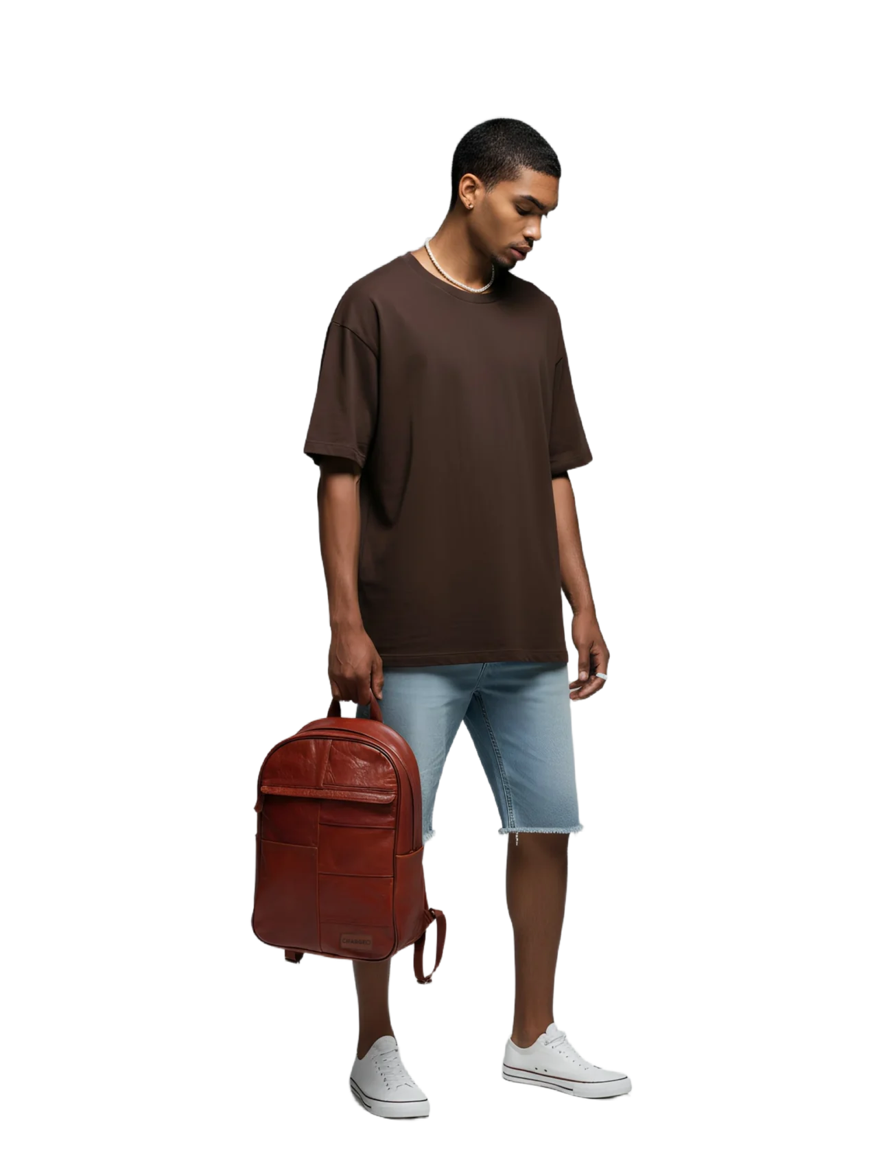 Chargeo Stellenbosch Model hanging the bag with one hand Model hanging the Chargeo Stellenbosch Cognac bag with one hand on the side