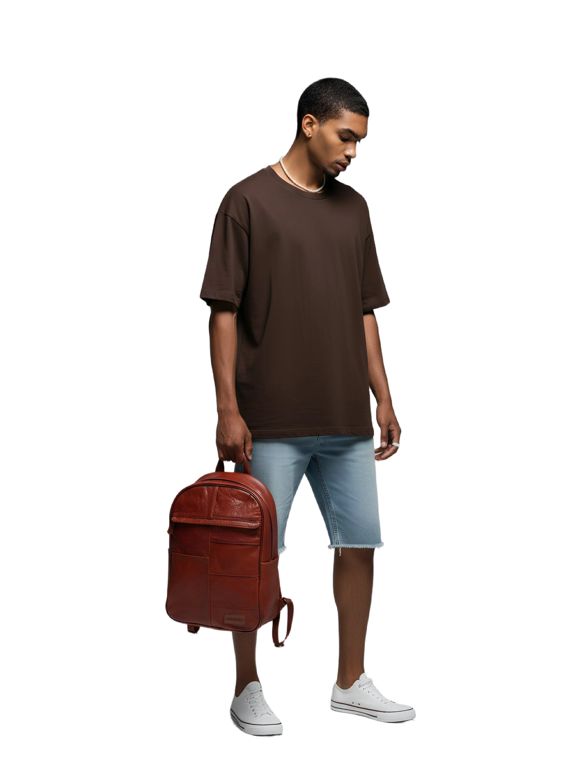 Model hanging the Chargeo Stellenbosch Cognac bag with one hand on the side