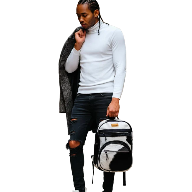Chargeo_Zulu Treasure_Model Hanging the bag with one hand Chargeo Zulu Treasure man Hanging the bag with one hand