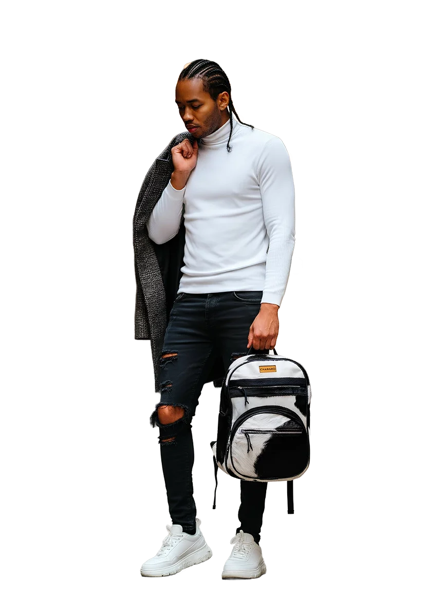 Chargeo Zulu Treasure man Hanging the bag with one hand