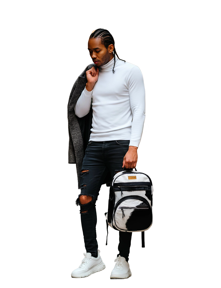 Chargeo Zulu Treasure man Hanging the bag with one hand