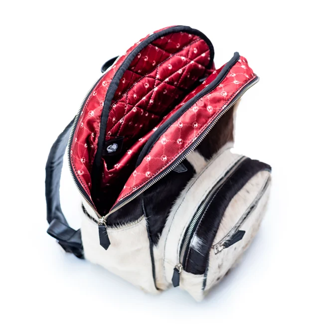 Open view of the CHARGEO Zulu Treasure Backpack in cowhide Open view of the CHARGEO Zulu Treasure Backpack in cowhide