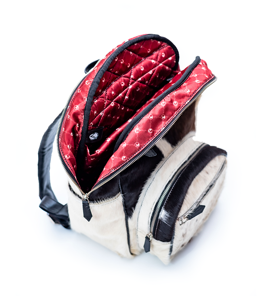 Open view of the CHARGEO Zulu Treasure Backpack in cowhide Open view of the CHARGEO Zulu Treasure Backpack in cowhide