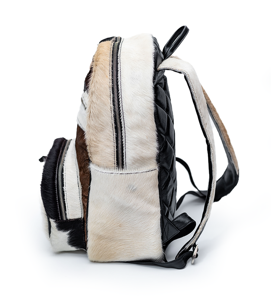 Side view CHARGEO Zulu Treasure Backpack in cowhide with Charcoal and white pattern Side view CHARGEO Zulu Treasure Backpack in cowhide with Charcoal and white pattern