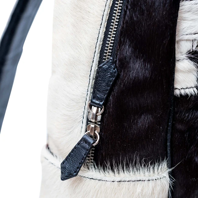 Zipper Close Up view of the CHARGEO Zulu Treasure Backpack in cowhide Zipper Close Up view of the CHARGEO Zulu Treasure Backpack in cowhide