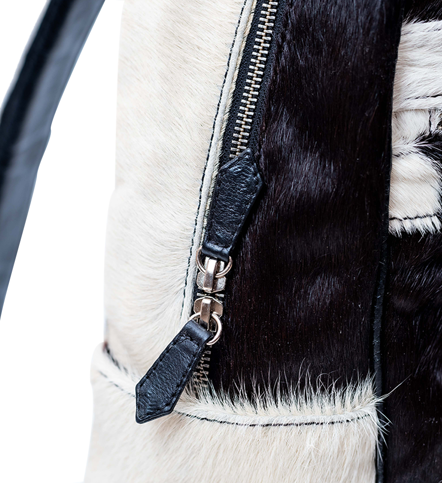 Zipper Close Up view of the CHARGEO Zulu Treasure Backpack in cowhide Zipper Close Up view of the CHARGEO Zulu Treasure Backpack in cowhide