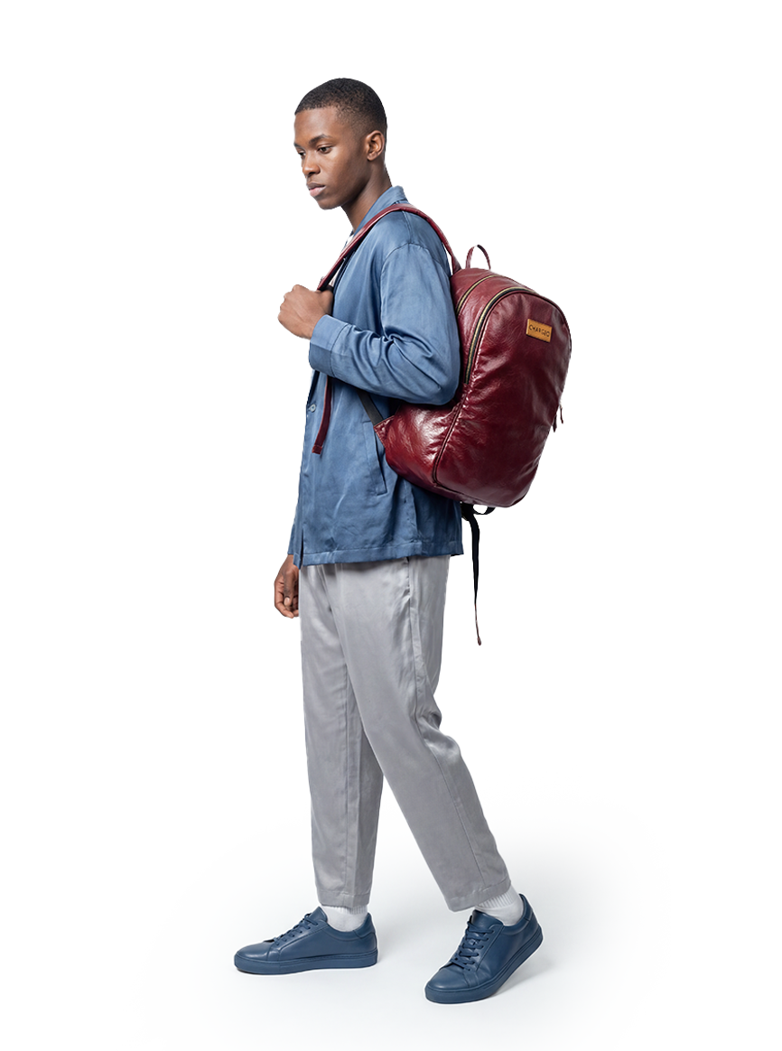 CHARGEO Constantia Male Model Hanging the bag on his shoulder