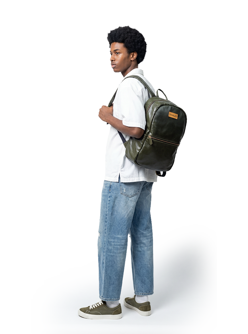CHARGEO Fourways Male Model Hanging the bag on his shoulder