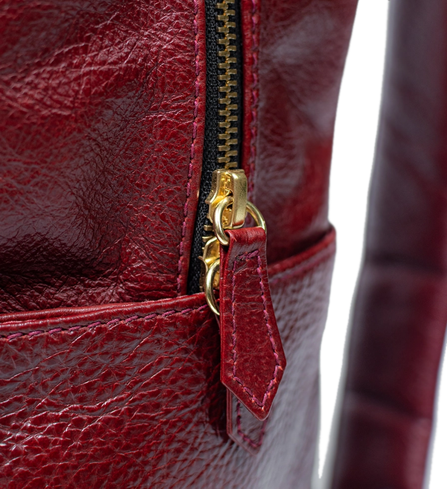 CHARGEO Leather Bag Constantia Ruby Red Close-up Side View CHARGEO Leather Bag Constantia Ruby Red Close-up Side View