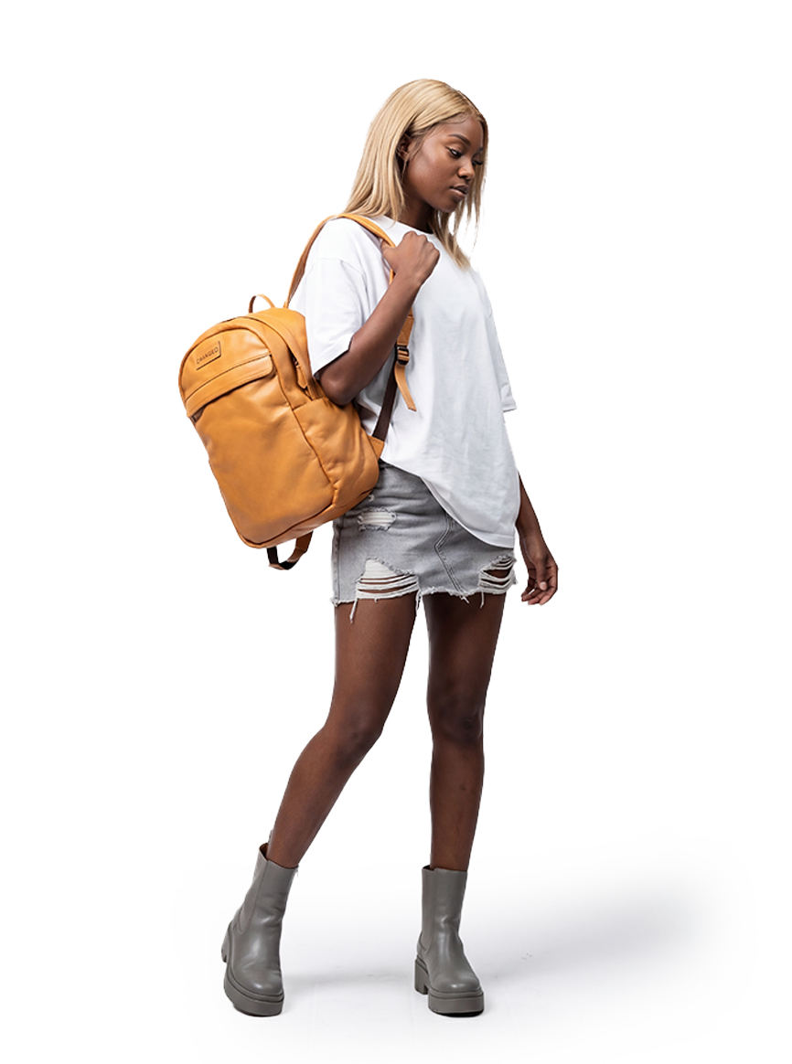 CHARGEO Waterfall female Model Hanging the bag on her shoulder