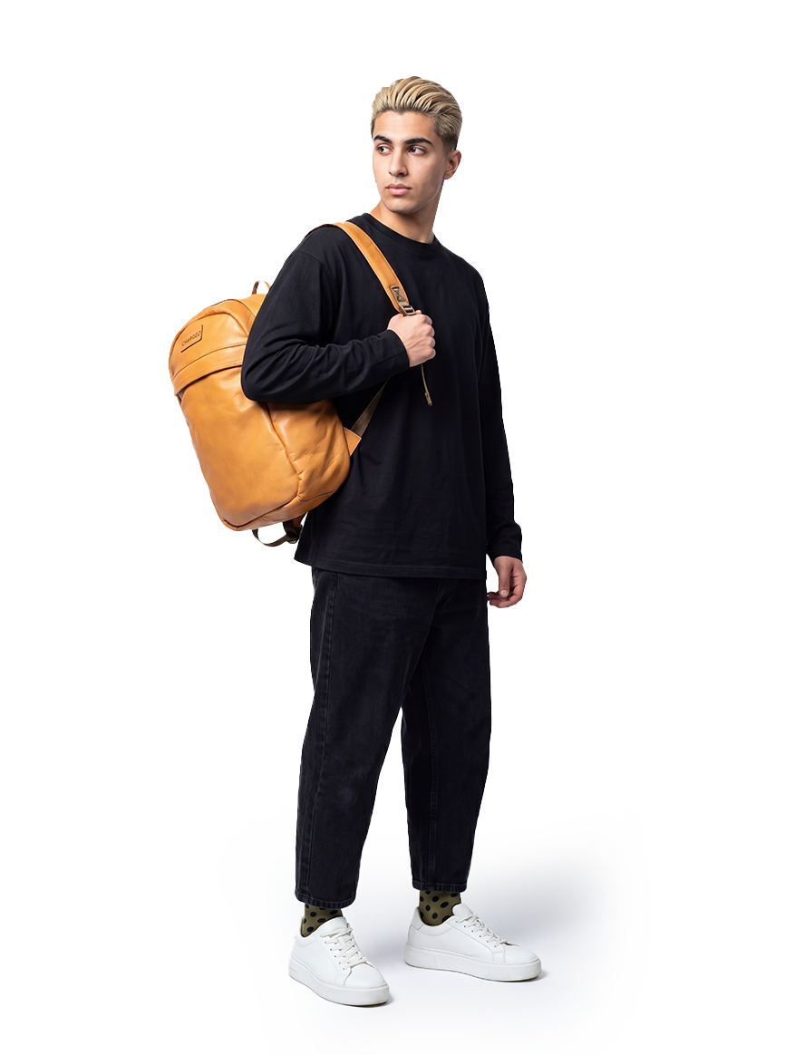 CHARGEO Waterfall Male Model Hanging the bag on her shoulder
