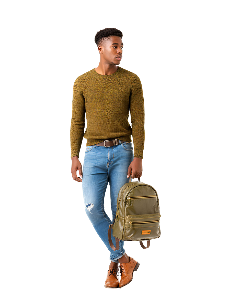 Chargeo Morningside Model Holding the bag with both hands in front of her chest 1