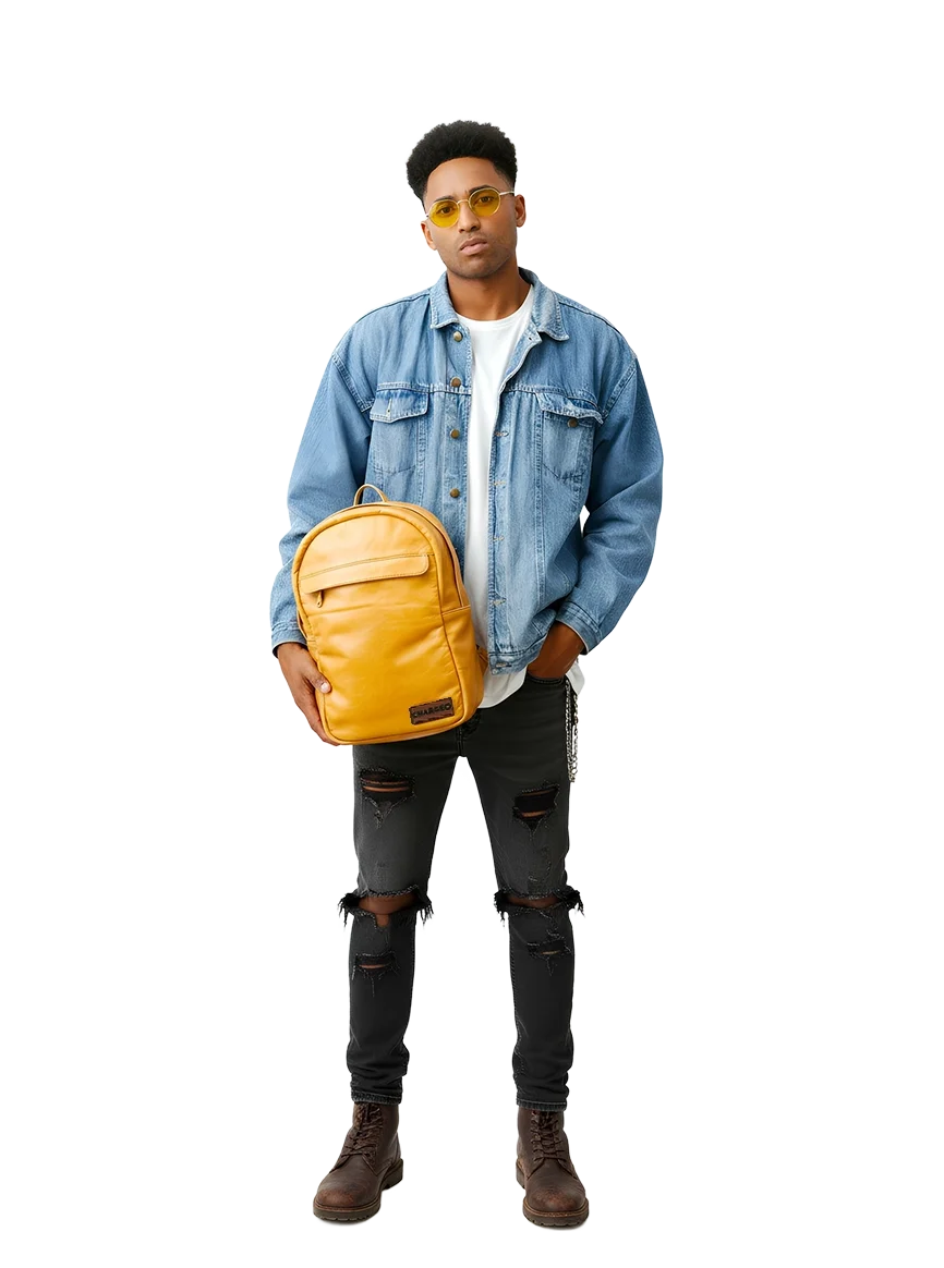 Chargeo Waterfall_Model Holding the bag with one hand