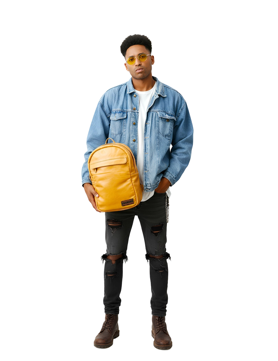 Chargeo Waterfall_Model Holding the bag with one hand