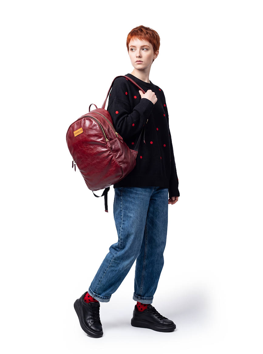 CHARGEO Constantia Female Model Hanging the bag on her shoulder