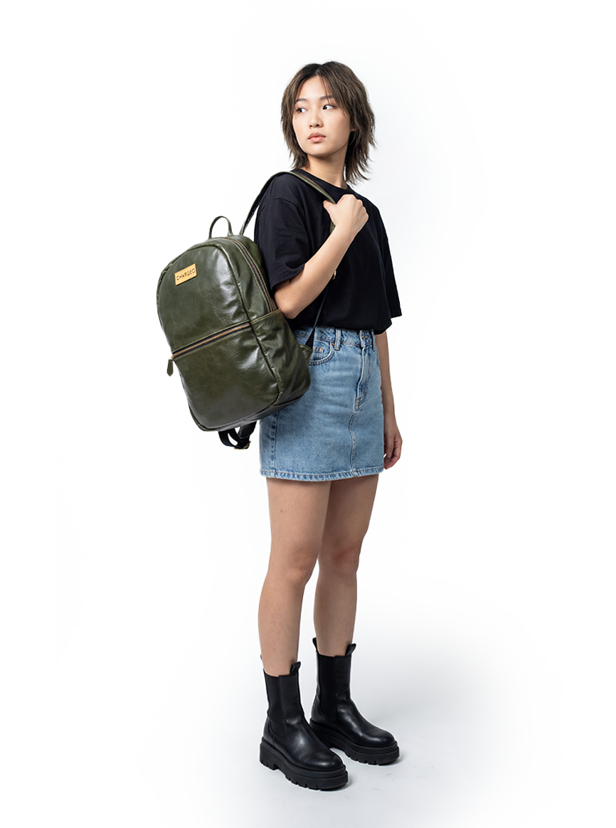 CHARGEO Fourways Female Model Hanging the bag on her shoulder