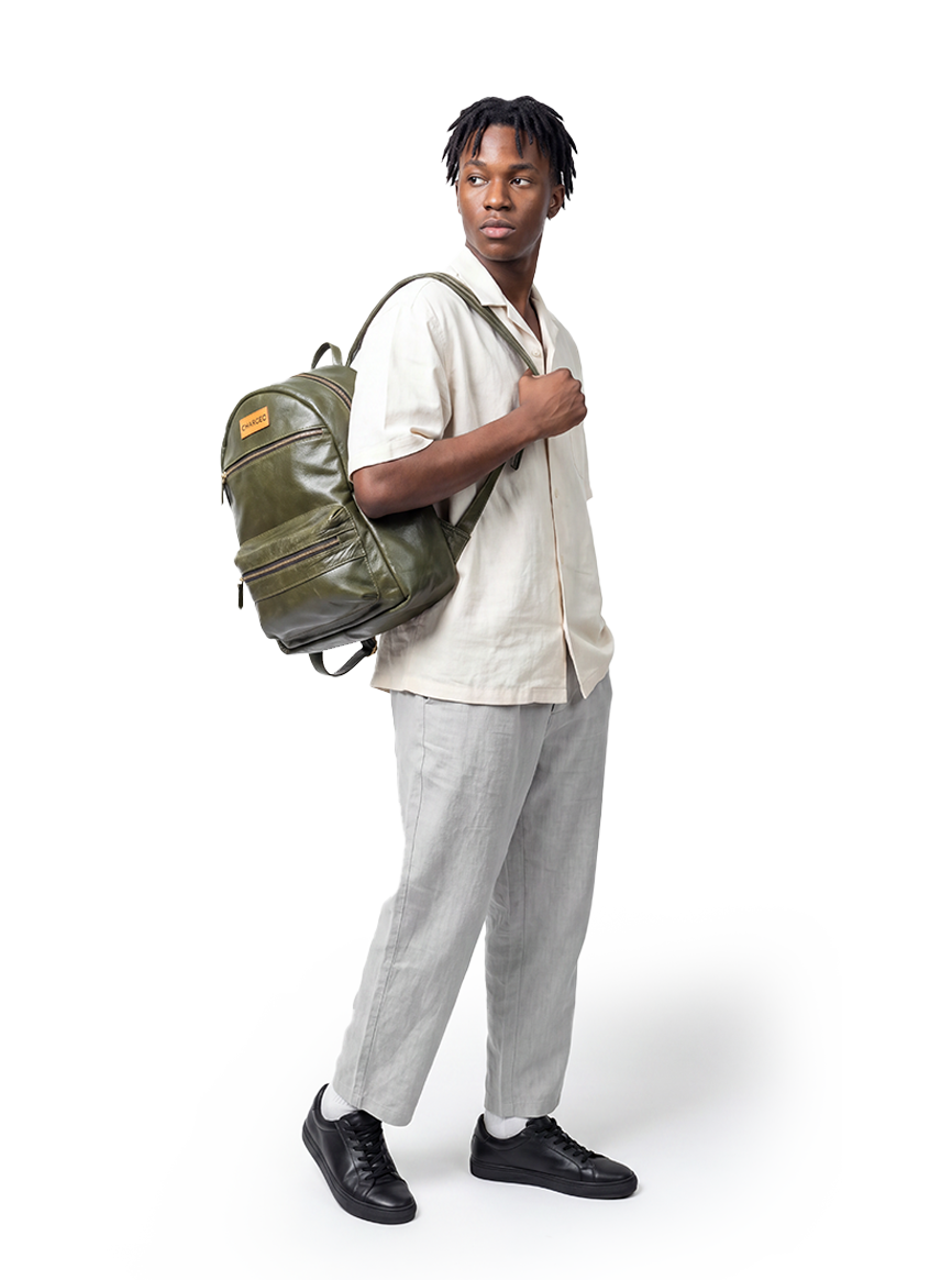 CHARGEO Morningside Male Model Hanging the bag on his shoulder