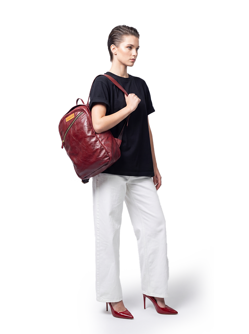 CHARGEO Pretoria Female Model Hanging the bag on her shoulder