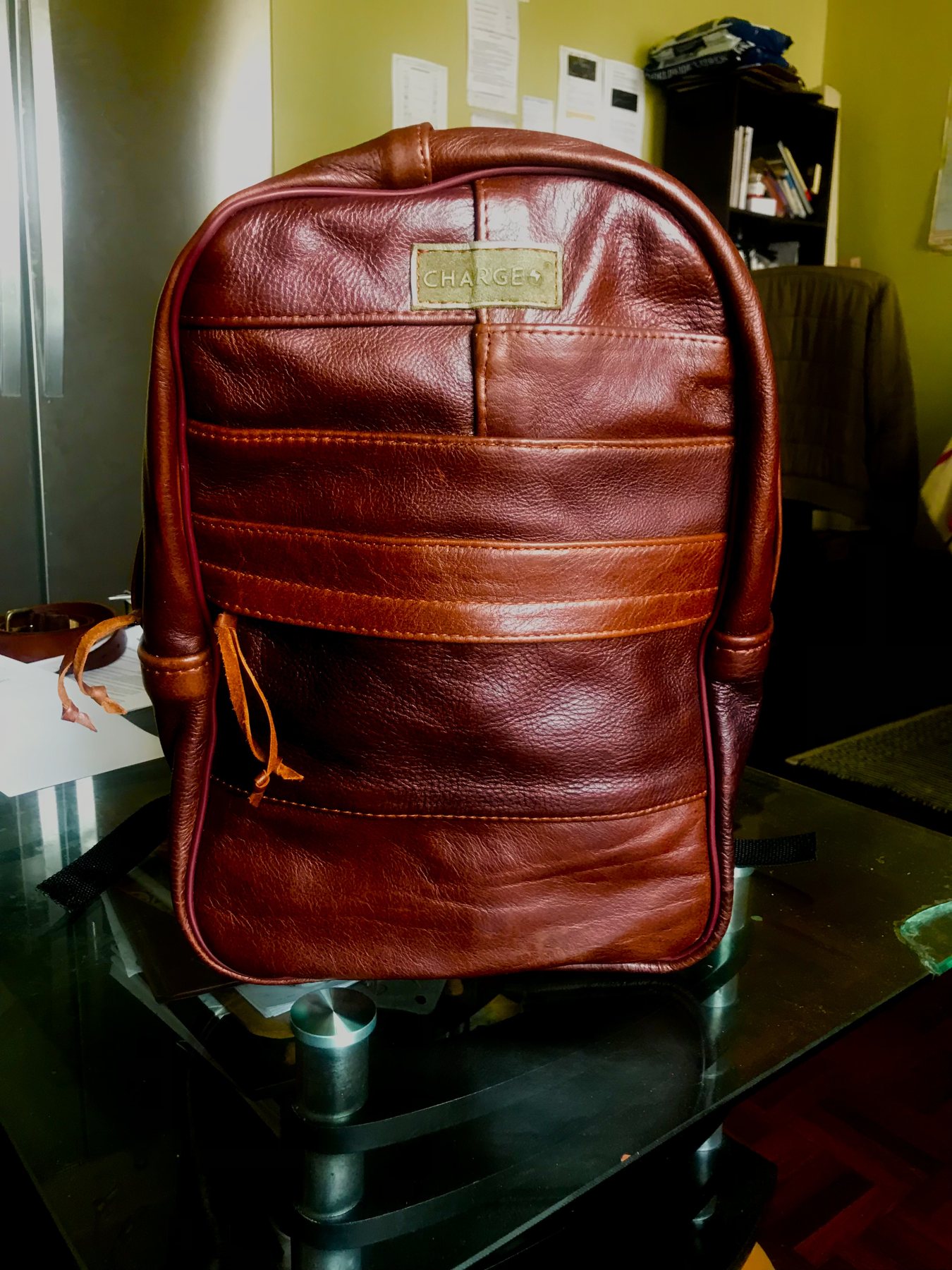 The CHARGEO leather backpack of September 2021 on a glass table