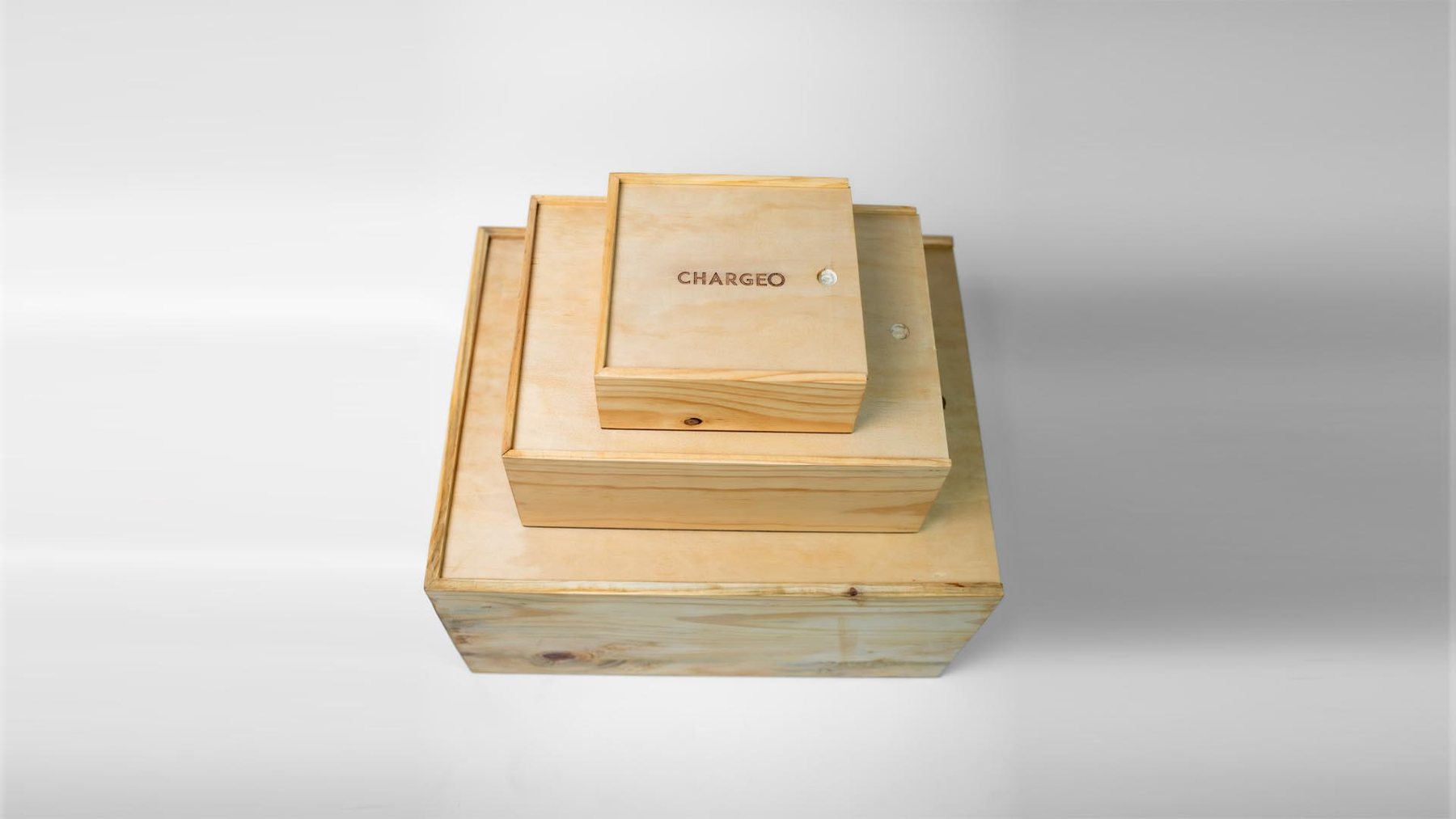 CHARGEO wooden gift boxes seen from above